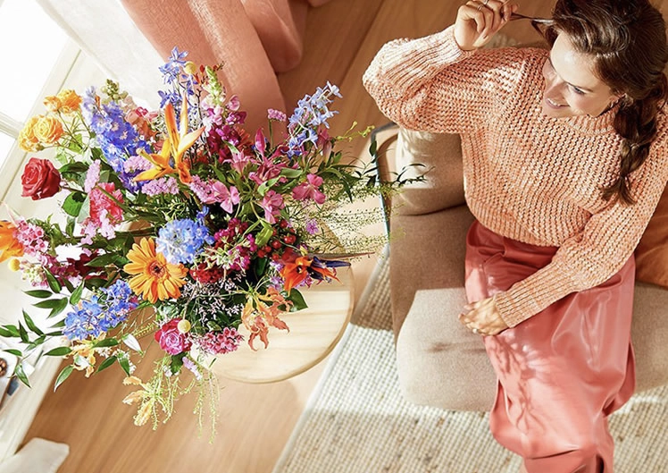 Blijde ontvanger met bloemen in De-Groeve